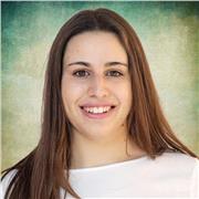 Profesora que imparte clases a alumnos de priamaria y la ESO